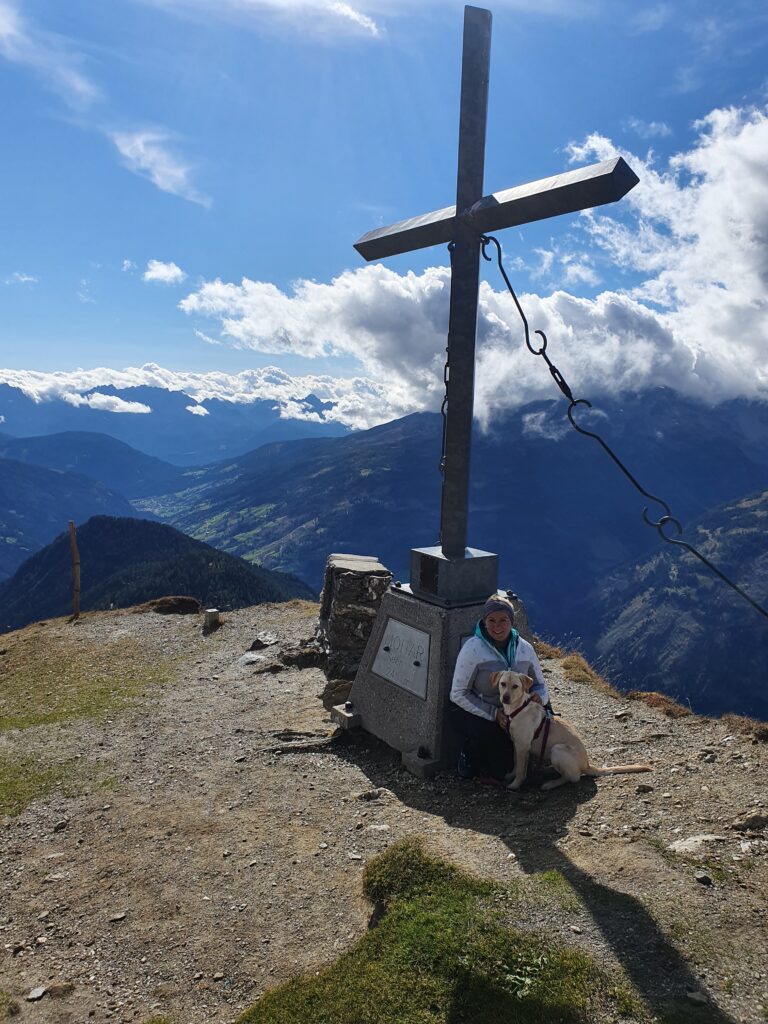 Nora Herm mit ihrer Hündin Rosi auf einem Berggipfel